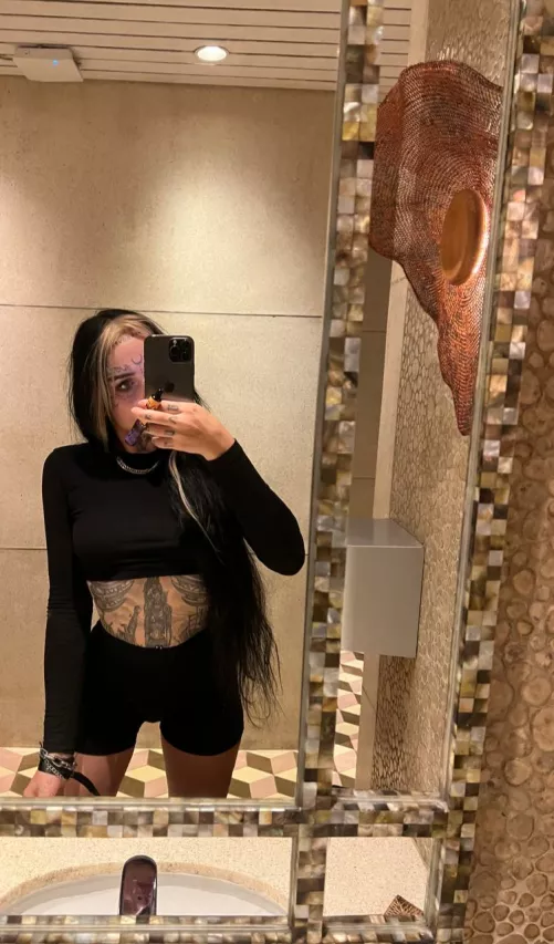 Does my top look good on me? by thespottyhumility