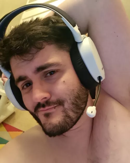 33 M UK playing some League of Legends, anyone wanna join? Or just come chat on Discord? by kakakaa121