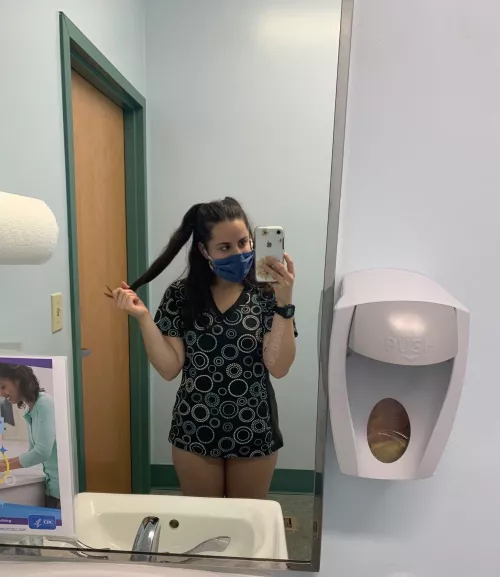 are friends allowed to send each other flirty work pics? by _daisie