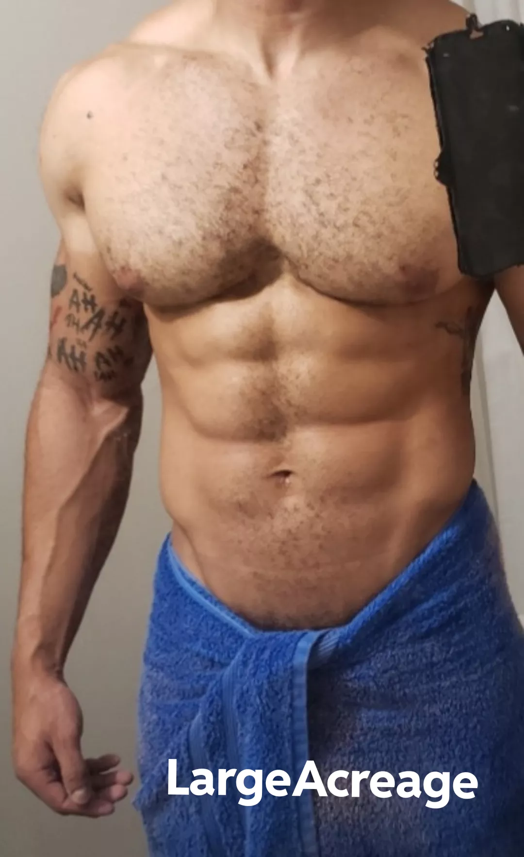 Cum take my towel off 😈 posted by LargeAcreage