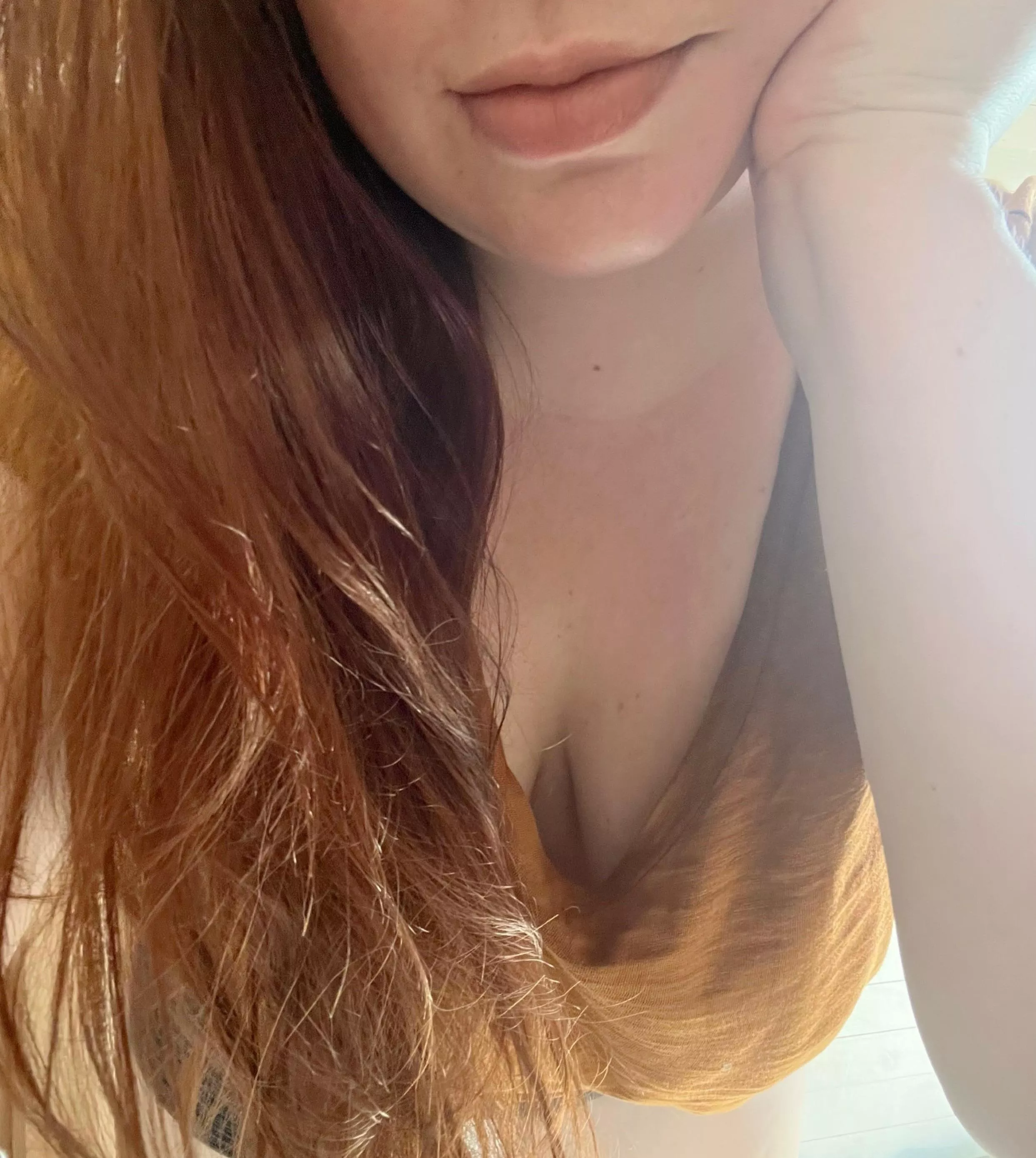 Just saying hello and happy Monday 😘 posted by misspeachperfect