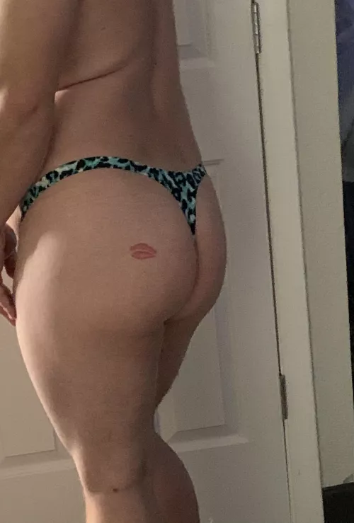 Lips on ass by hearyeebeeryee