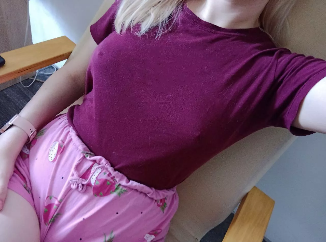 No bra at home! posted by pixiiie_chloe
