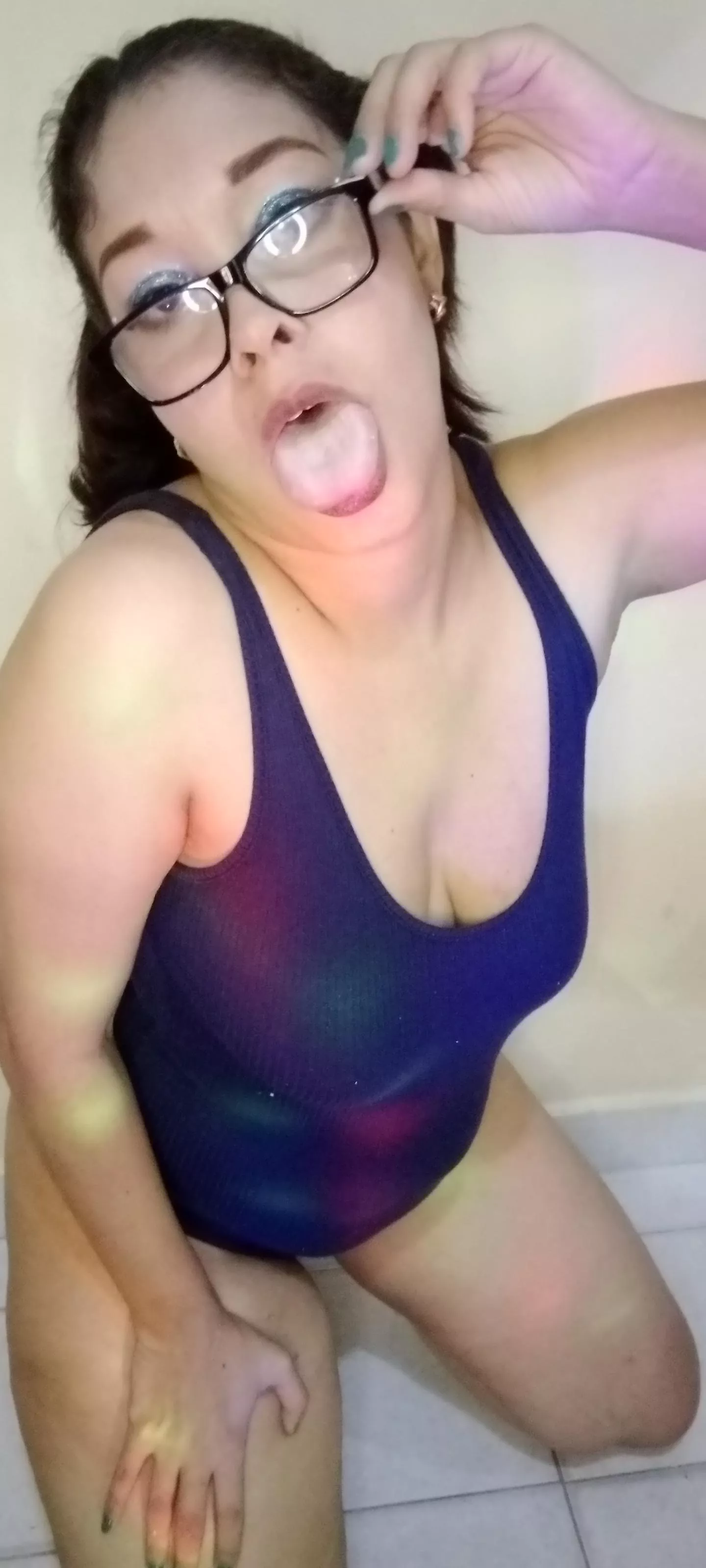 Part of being your secretary includes waiting for you under the desk... and while you have a business meeting I will pamper you underneath with my tongue... posted by Melixx1706