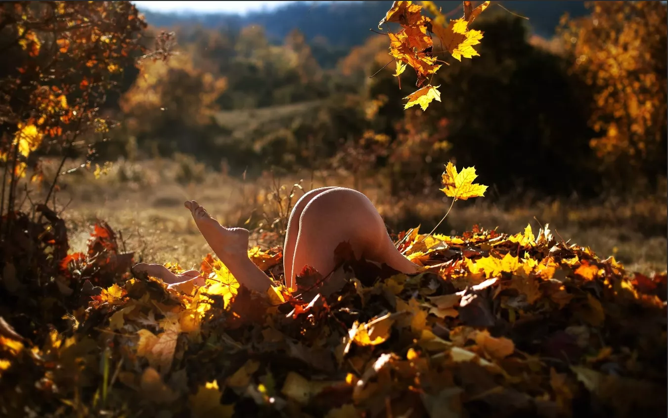 Probably my funniest photo shoot. Have you had any funny naked (or not) adventures? posted by Psychological-Lead61