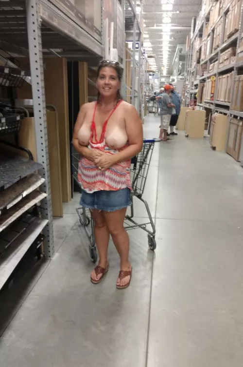 Situational awareness and you might see some boobs lol by FLHotwifecpl33982