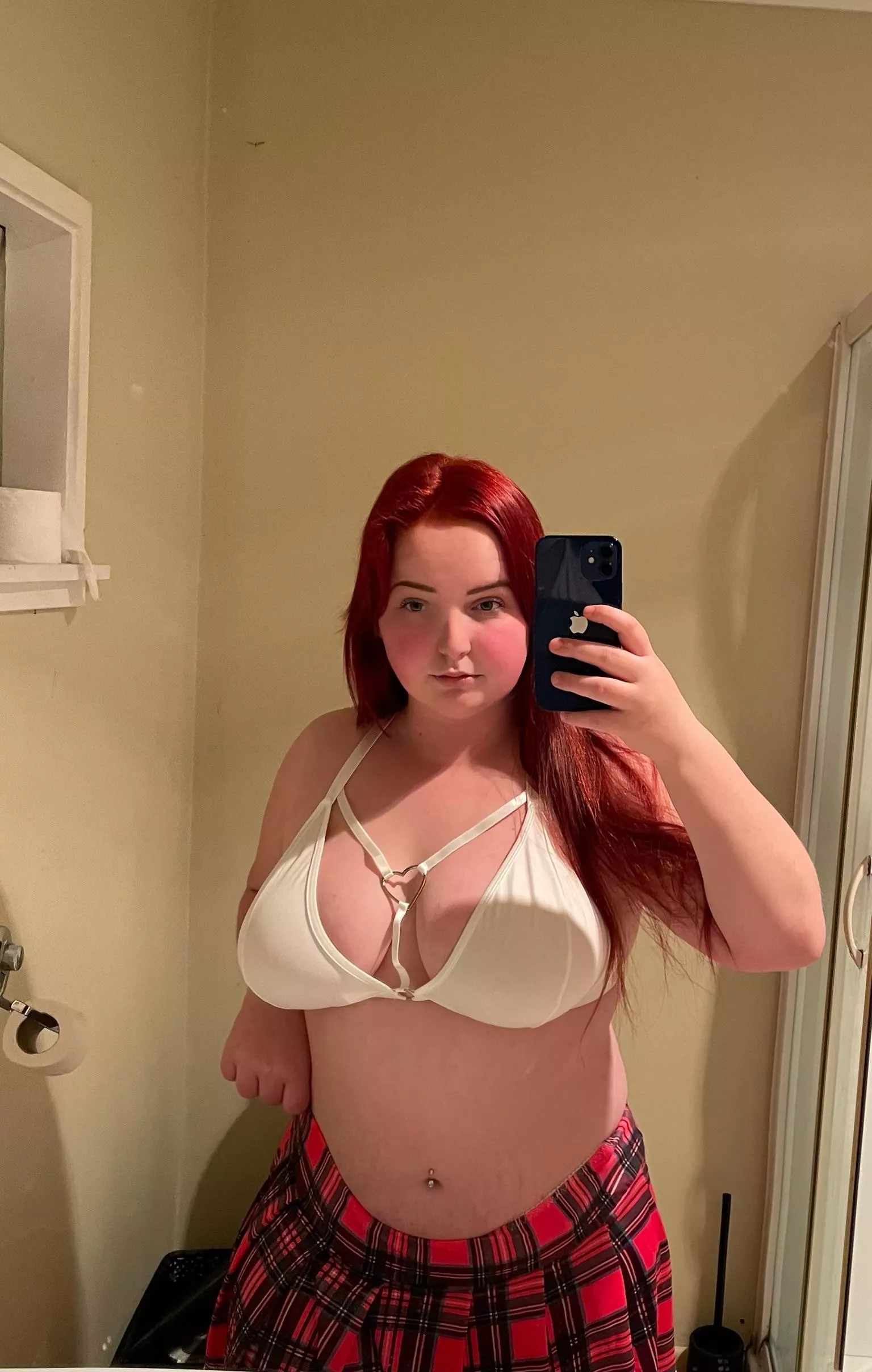 tell me what youd do to my thick body 😆 posted by DumplingGros