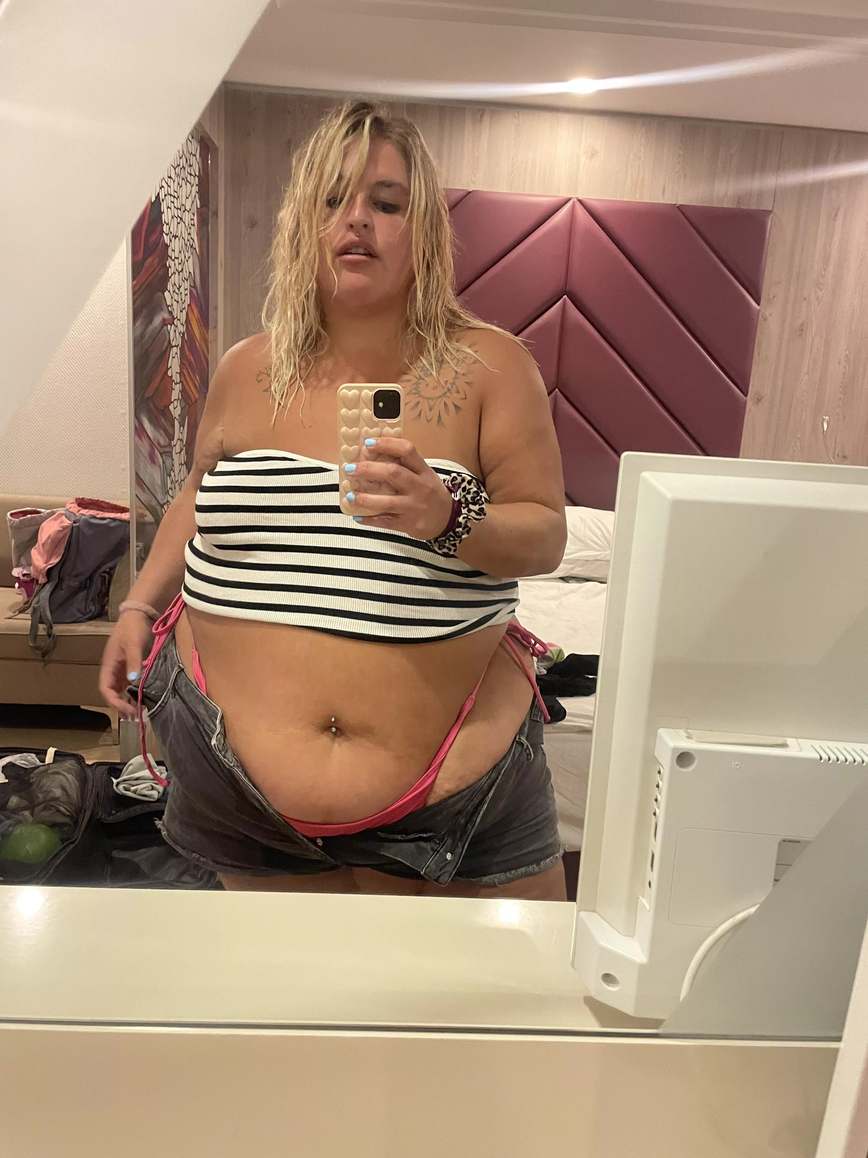 this vacation is going wild - rip to my shorts 🍔🍦 posted by bbw_viki_vienna