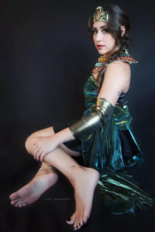 Your goddess commands you to worship her feet 😉 by diet_marshmallow