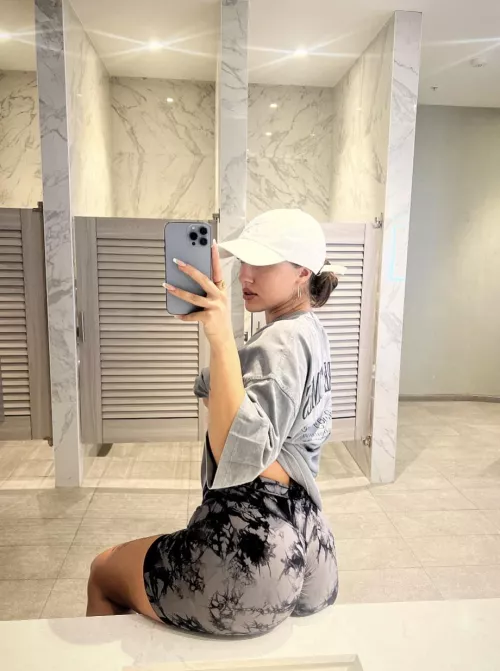 Be honest, does I look good from the back? by hoochiea