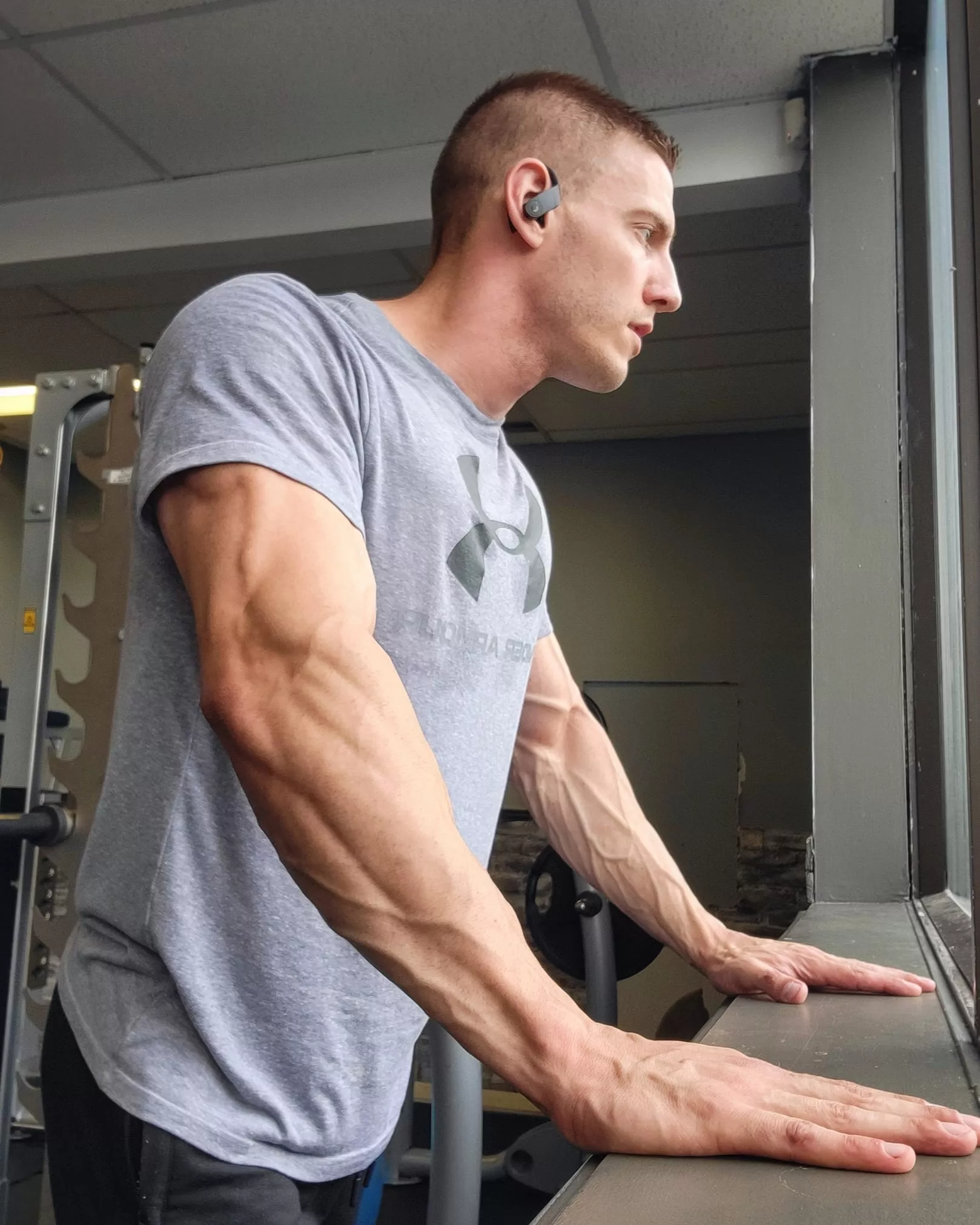 Between sets shot 📸🔥 posted by John_fitness91