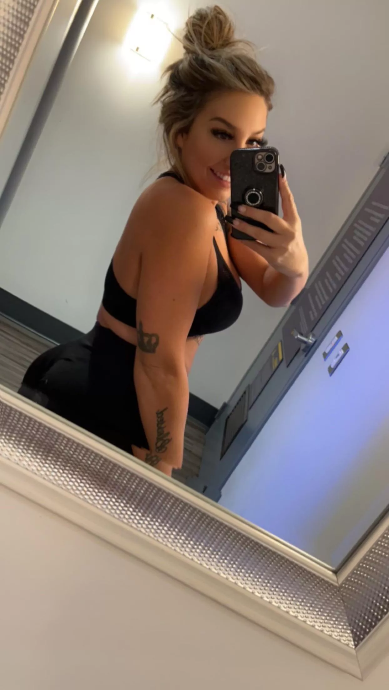 Black tips 🔥🖤 posted by jeannaxo