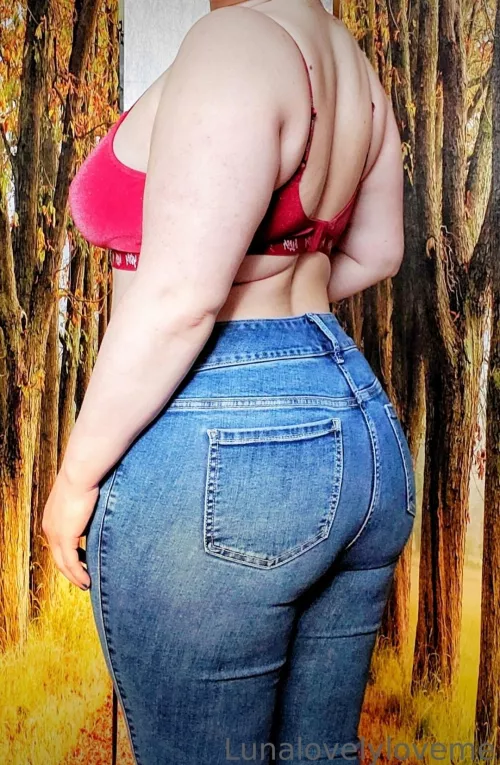 Jeans always do it justice by Lunalovelyloveme