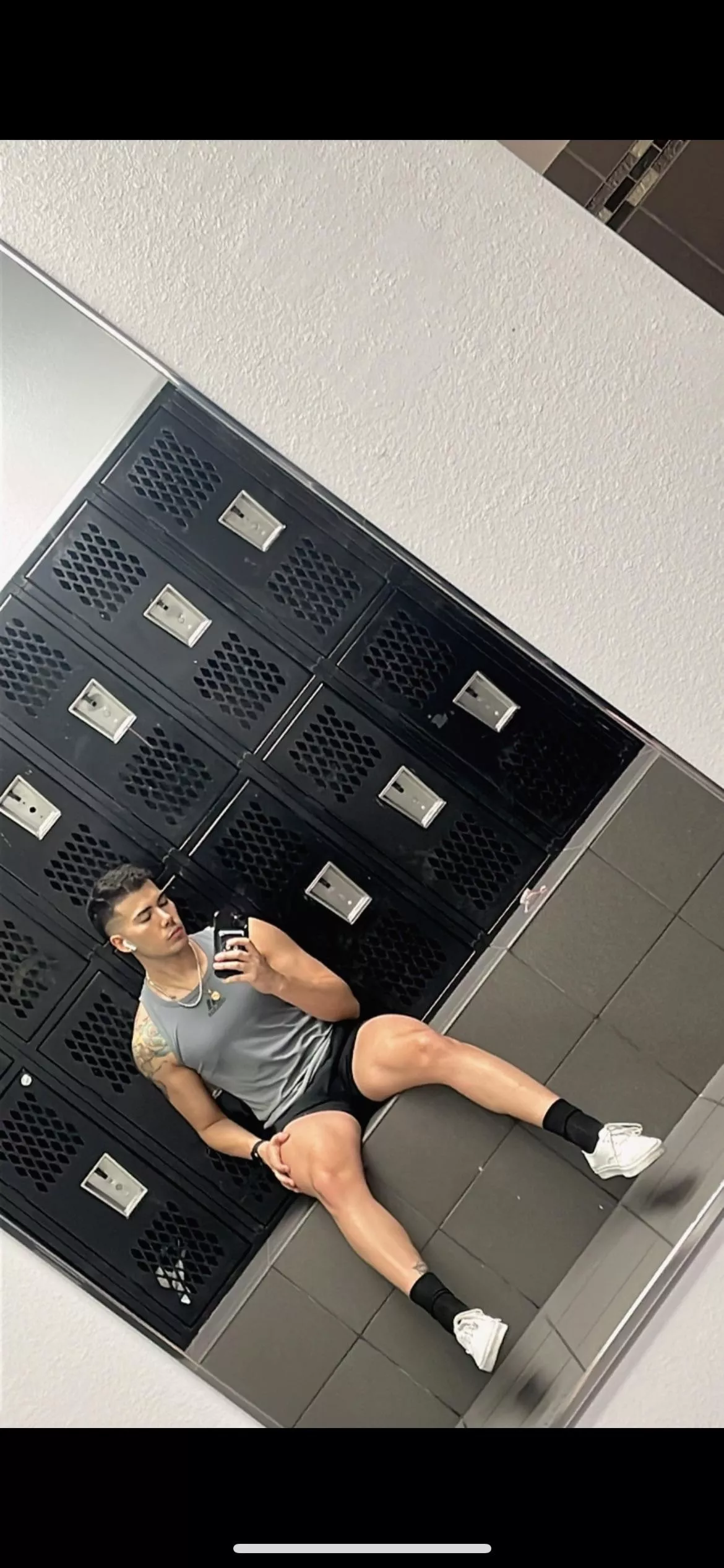 Locker room boy posted by Flimsy_Research_7848