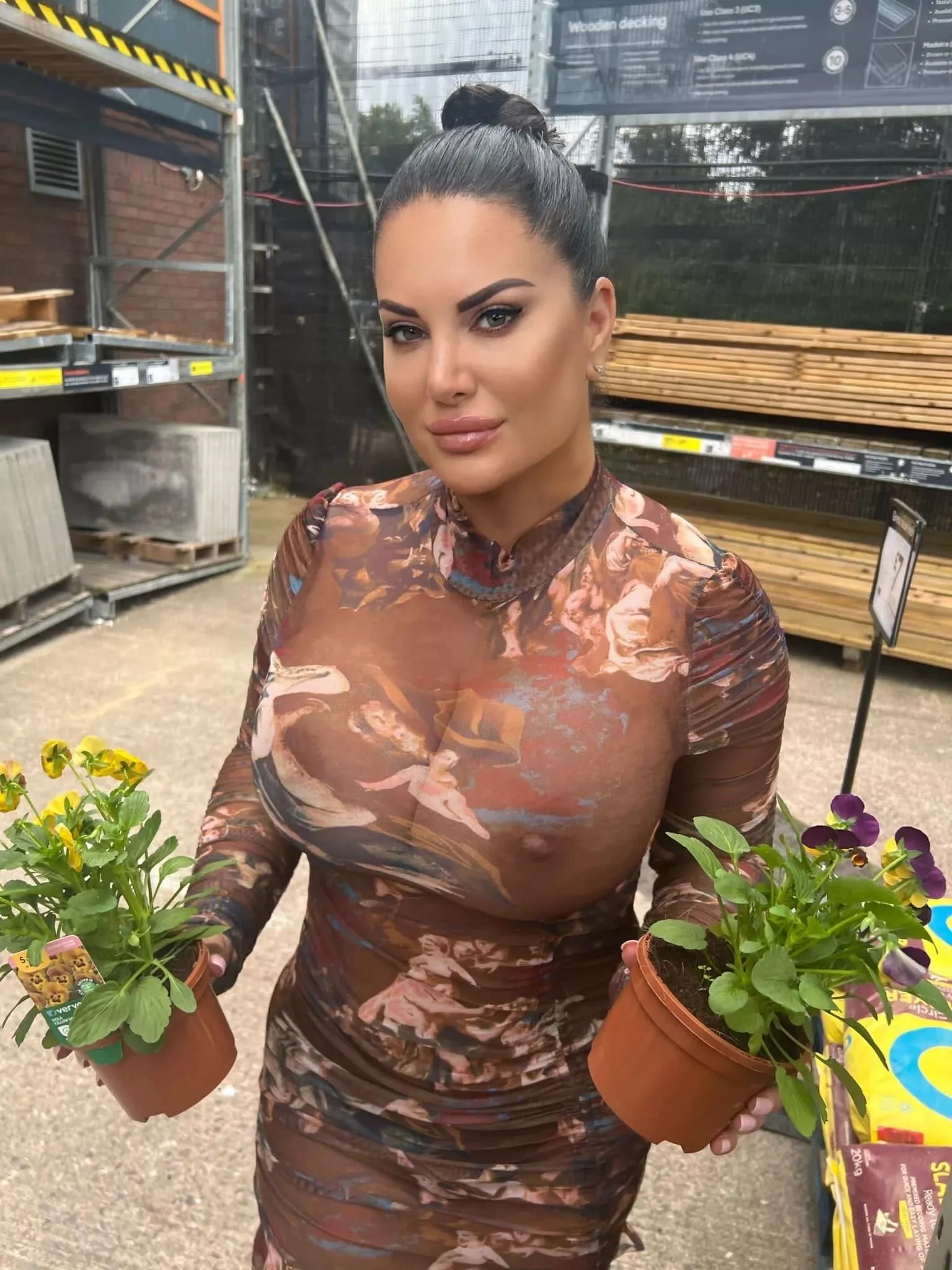 Picking out plants posted by Y00nT33n