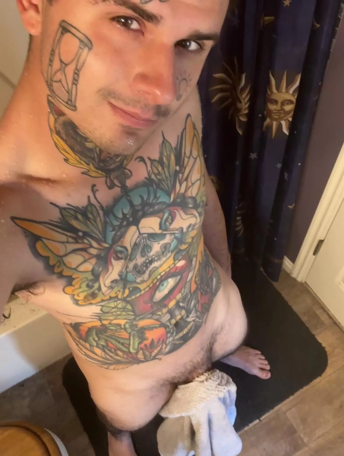 Who wants to see what’s under the towel? 🤭💜🍆 posted by davidutah