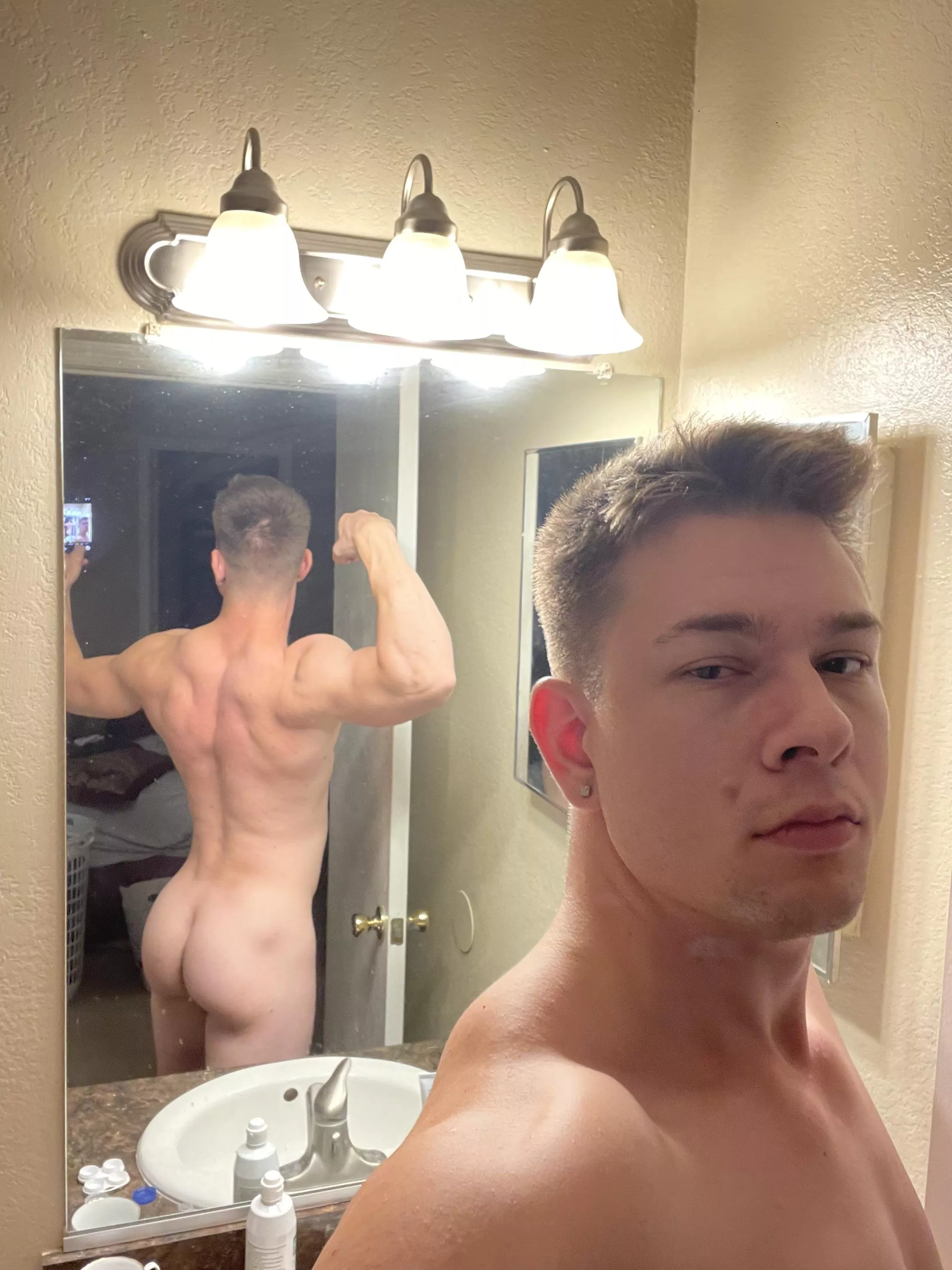 Been squatting 315lbs lately… it looks to be paying off 😈🍑 posted by StrippingViolinist