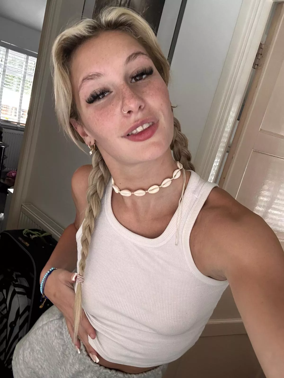 Do you like this color on me...? posted by expiffupieszr