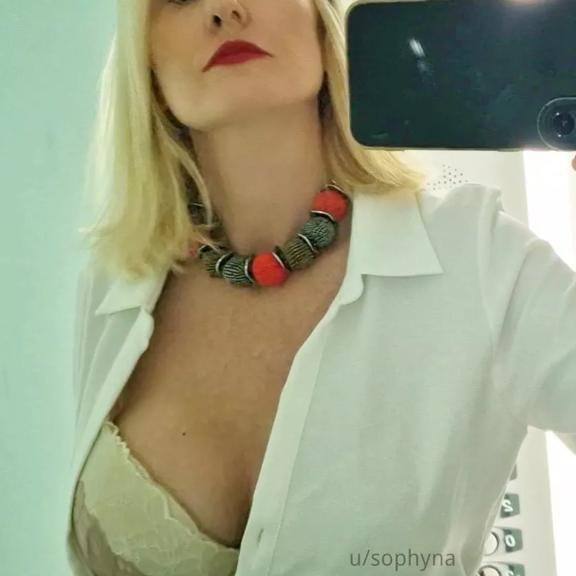 Feeling hot [F] posted by Sophyna