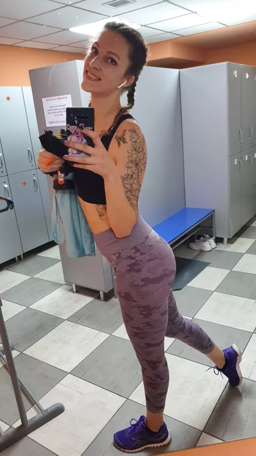 who's going to the gym with me?) by sweet_berry_fit