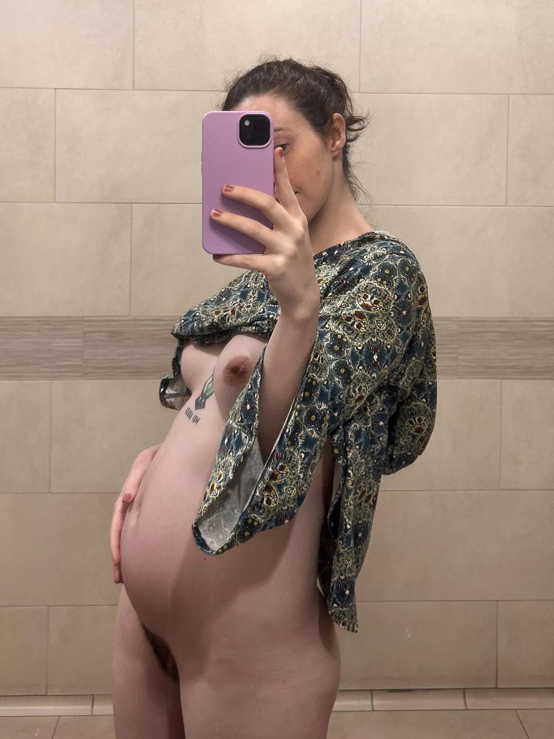 I may be smol but all my bumps are getting big 😏 posted by Freerangeamber