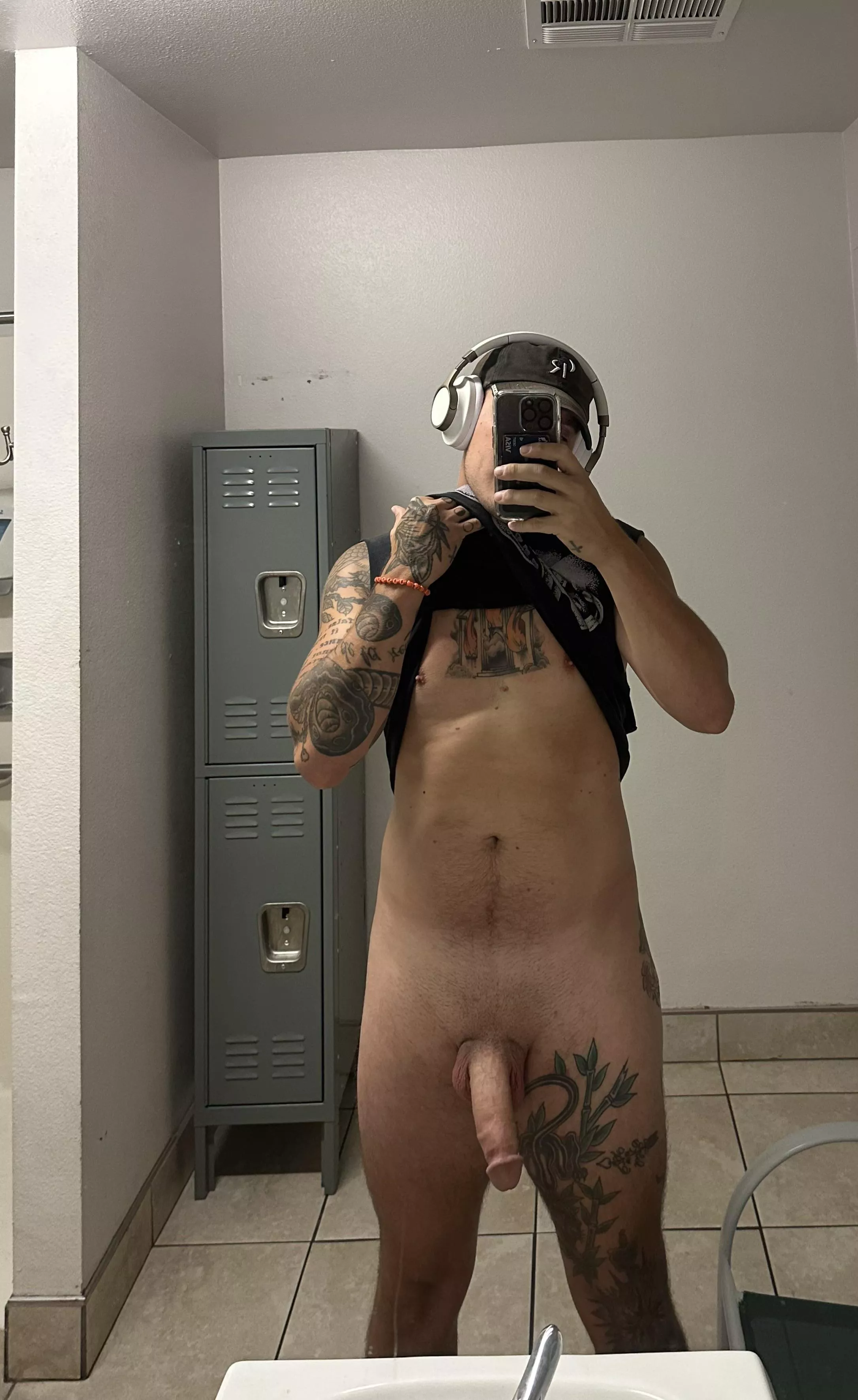 i’ve gotten into the habit of not wearing underwear to the gym posted by somberantiquities