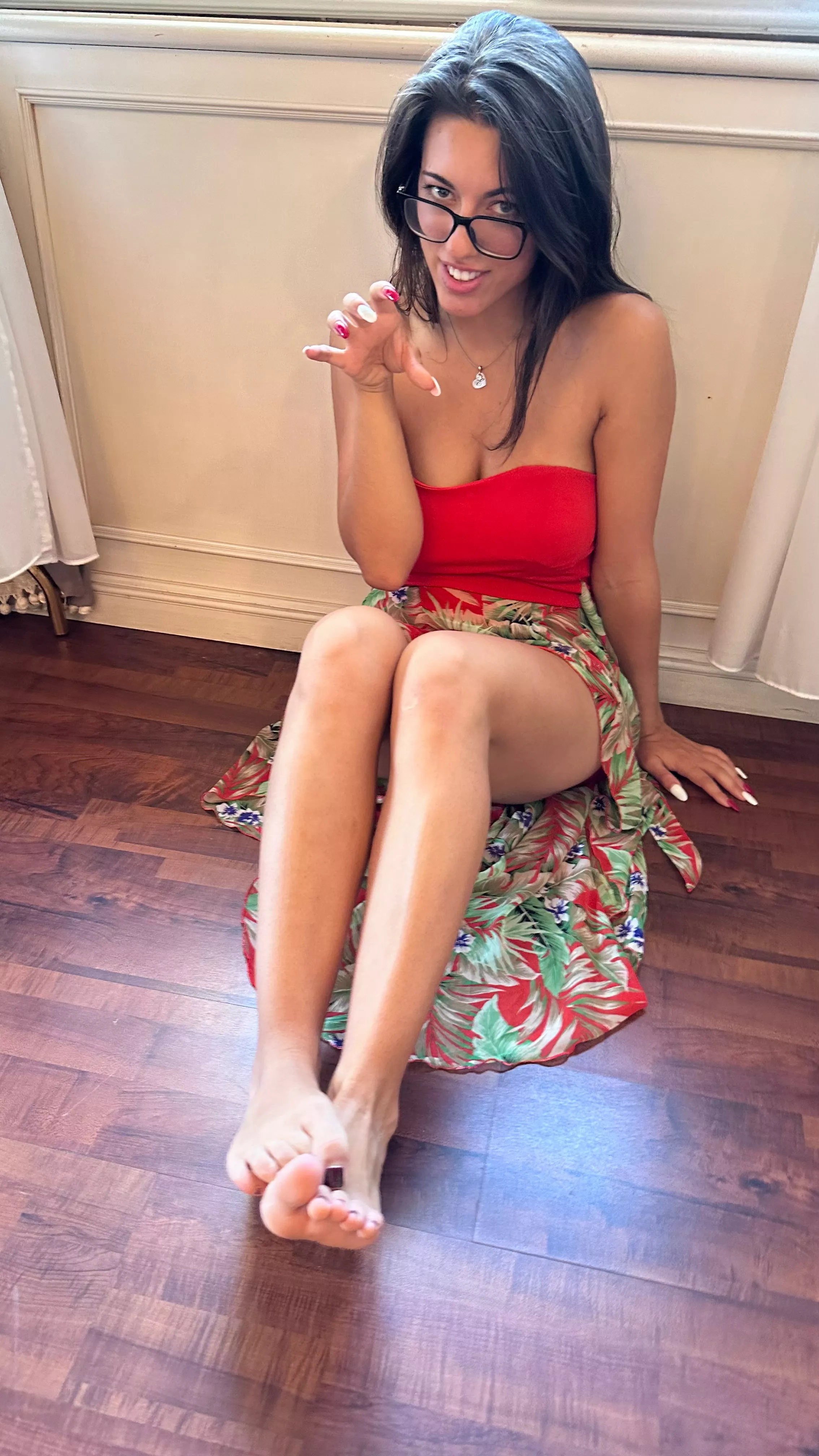 My long sexy legs give me a sense of empowerment F19 posted by little__devill