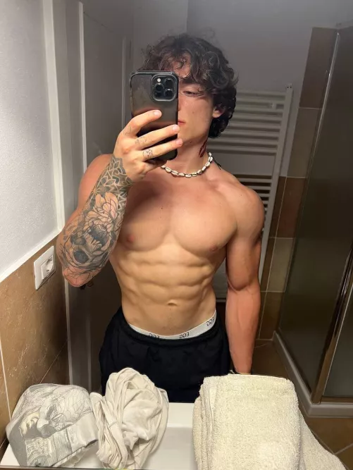 Very horny after the gym by SpolliOF