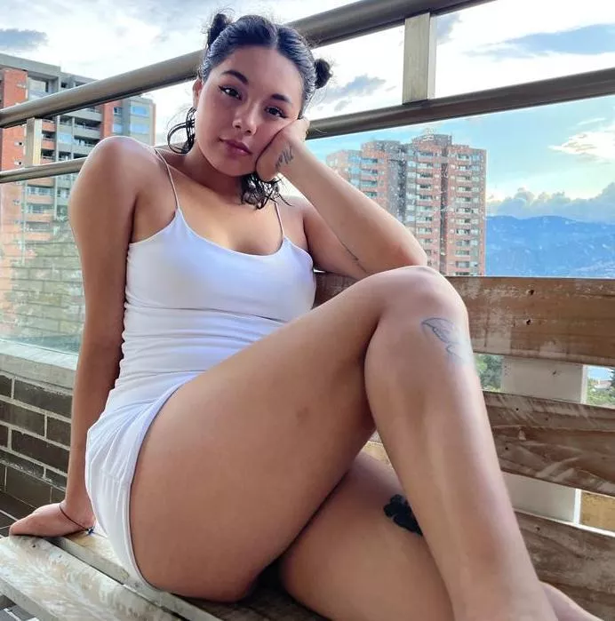 Are you into curvy Colombianas? 🙃 posted by SucculentHand