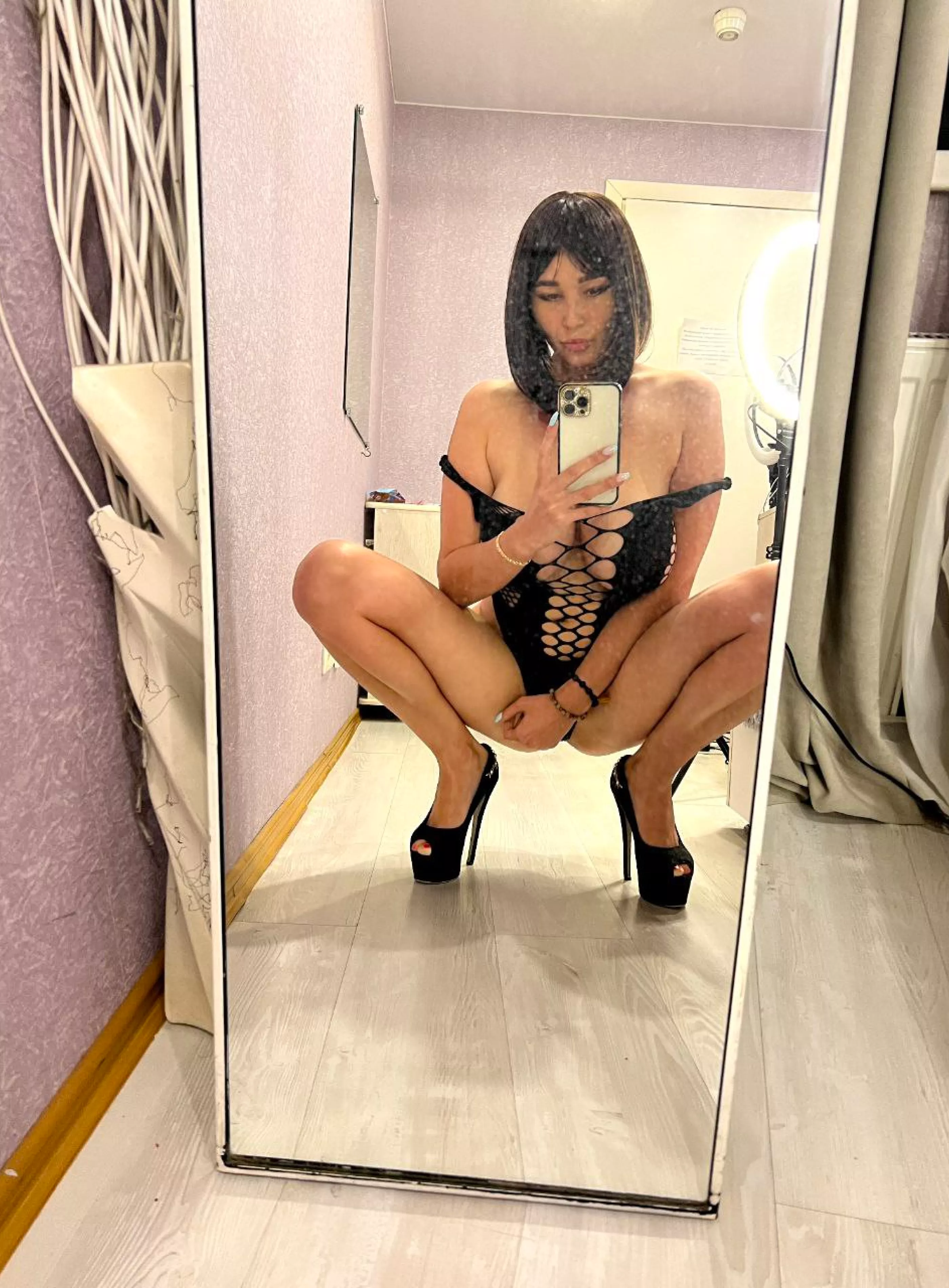 I like to take selfies in the mirror posted by amokline809