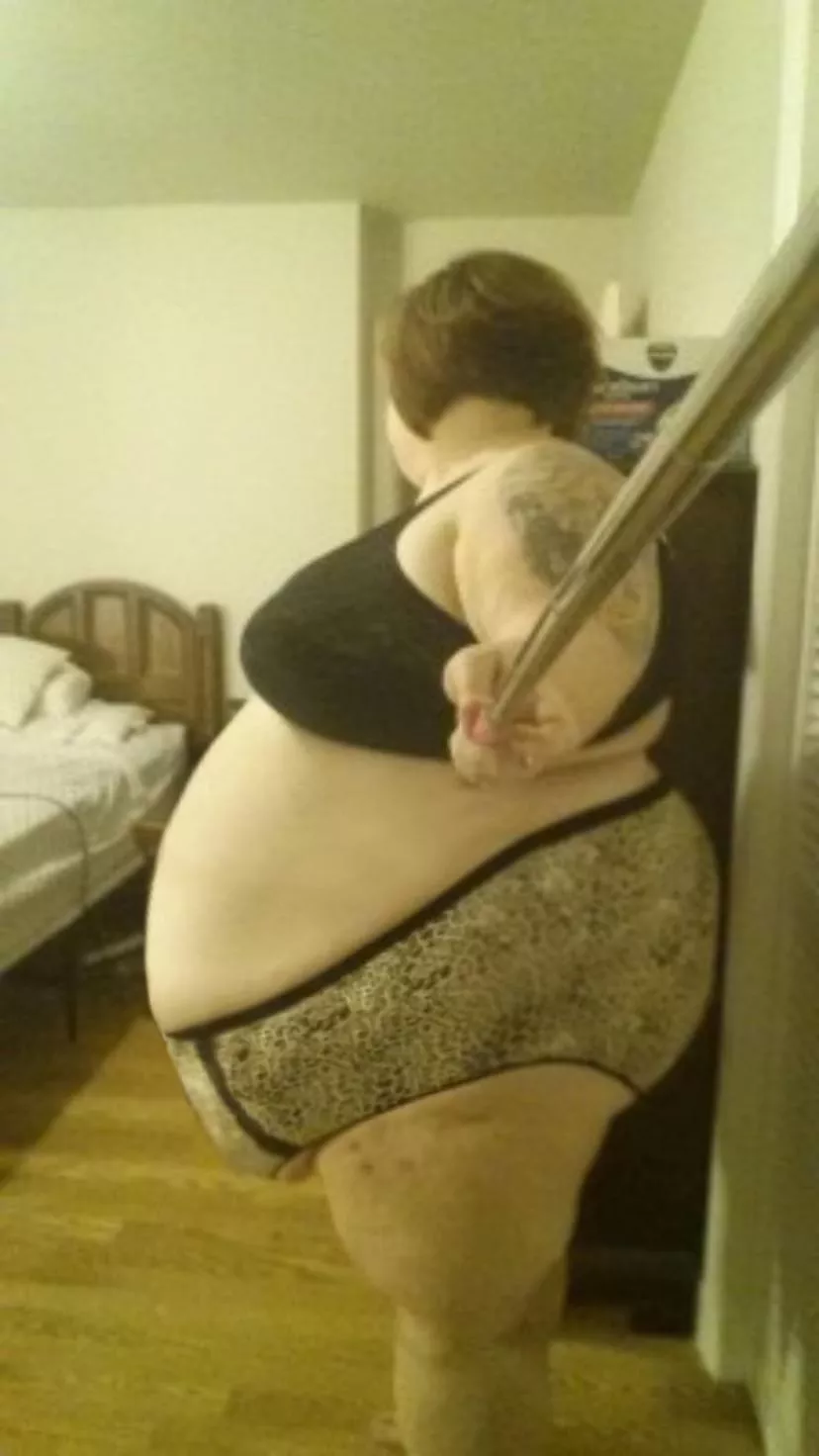 I love the way my round belly looks from the side <3 posted by Soon2BeeGone