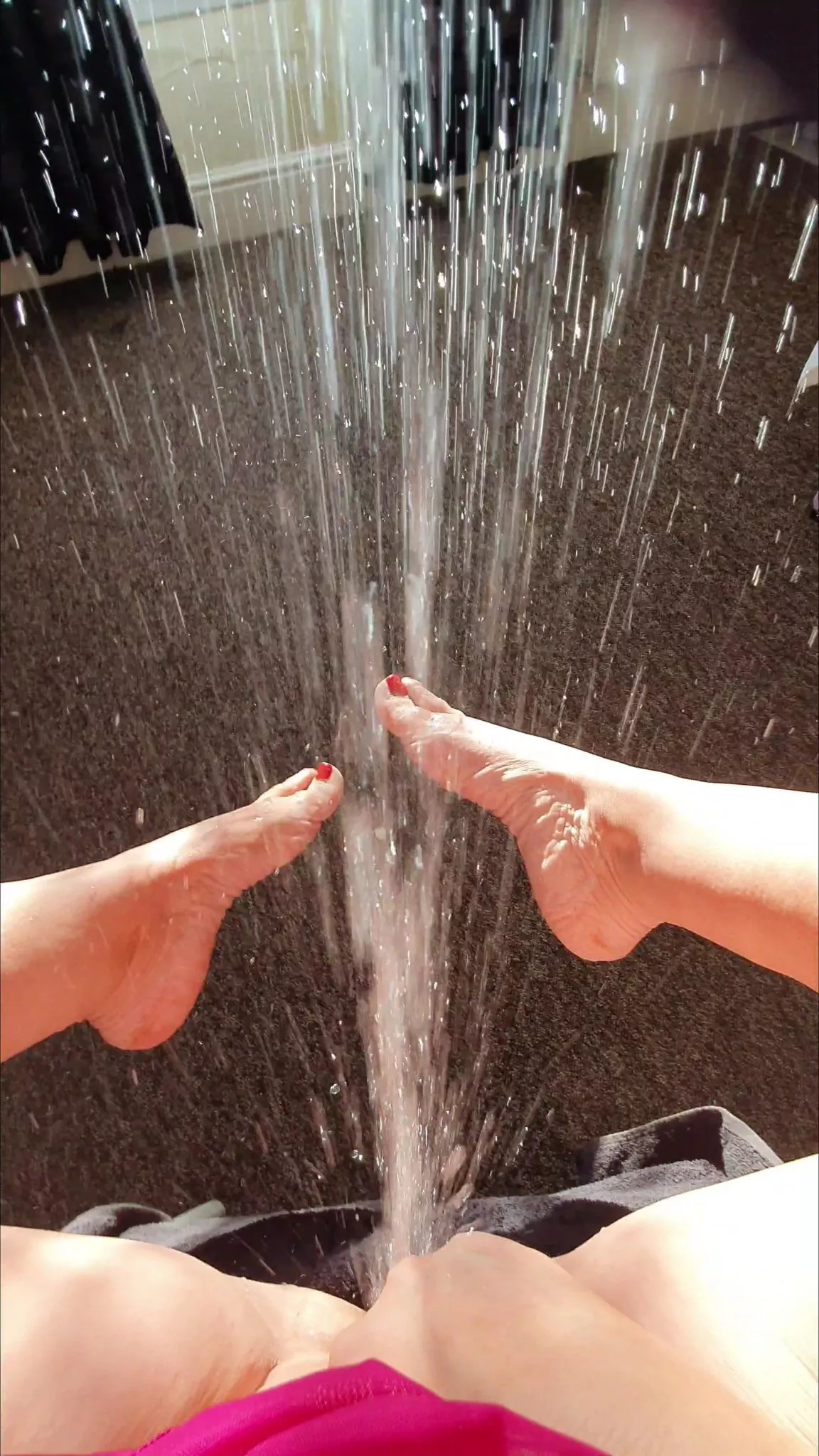 I'm cleaning my feet with my pee posted by Monextu