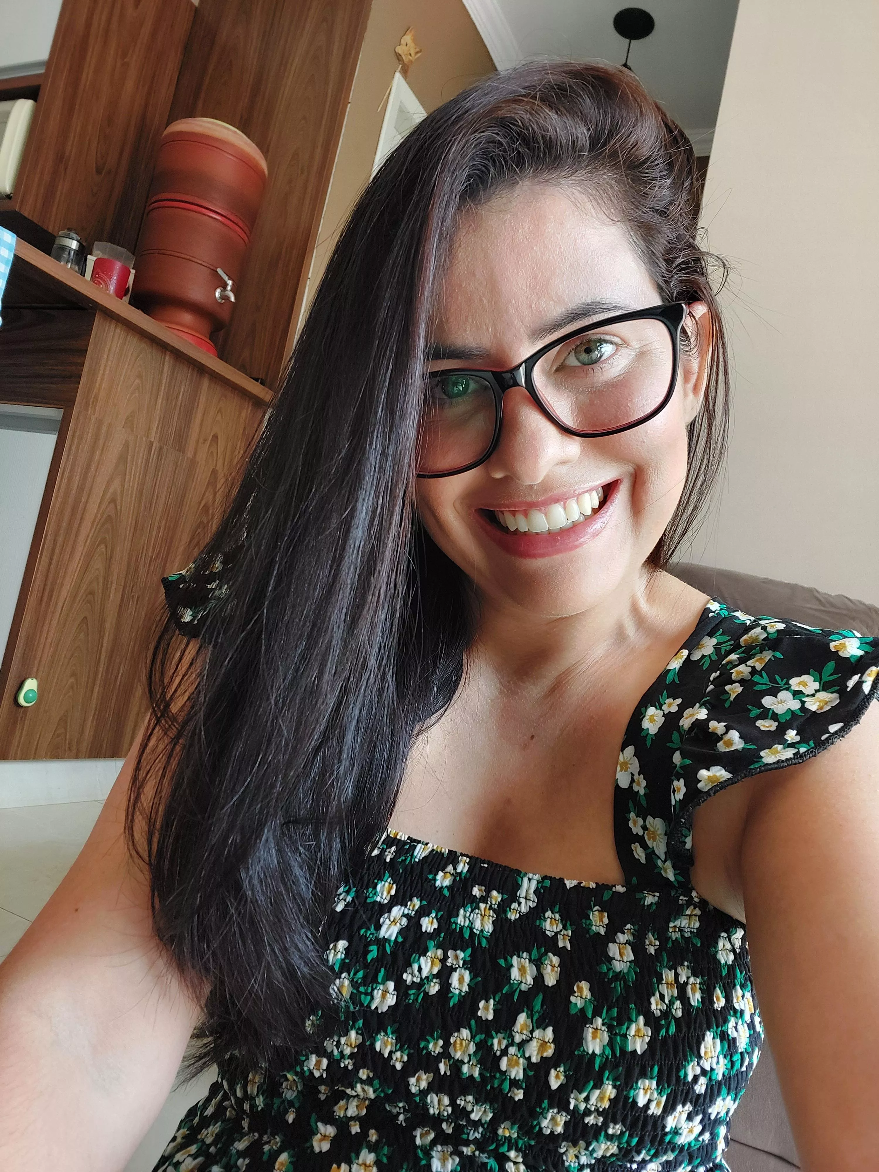 These glasses make me look like a student... 🤓🤩😻 posted by Isiscristine