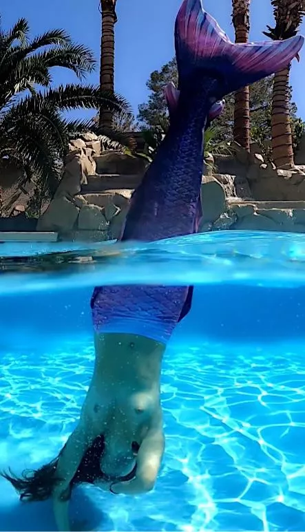 Topless flashing mermaid doing underwater handstands posted by YummyHoneyyy
