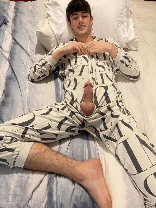 Who wants to jump in bed w me by liltampp