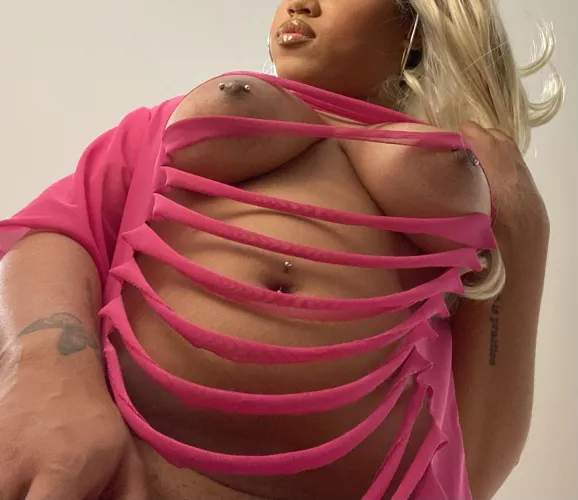 Yummy tummy 😜 by Virgomoongal