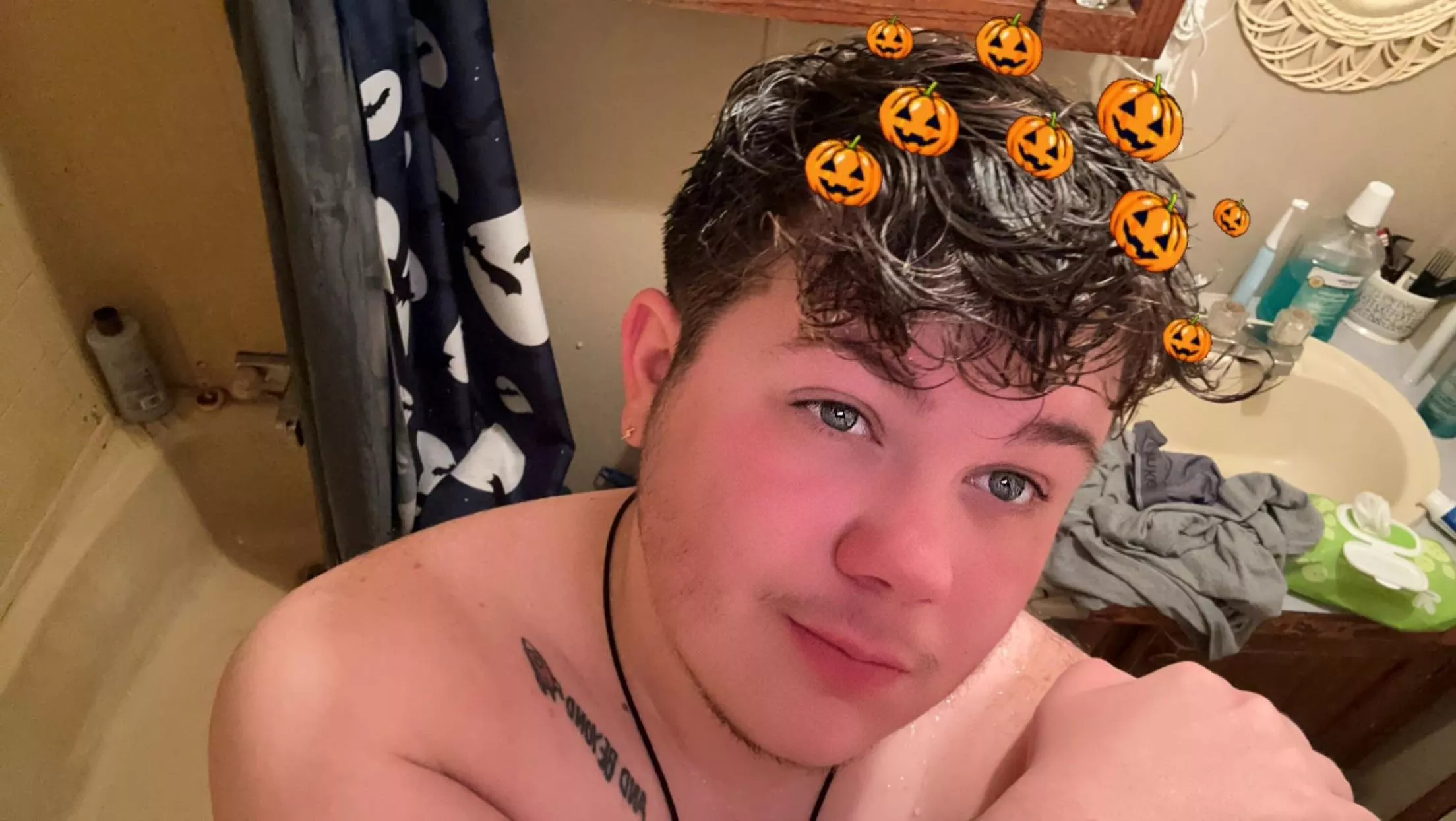 Anyone wanna play Rainbow six with me? 👉🏼👈🏼🥺 posted by Top_Blackberry1616