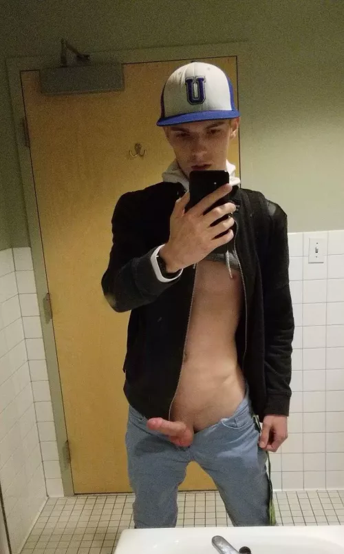 Bathroom break…🤭 by dmannser