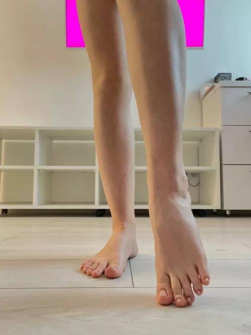 Describe my feet in 1 word by beigeCervidae