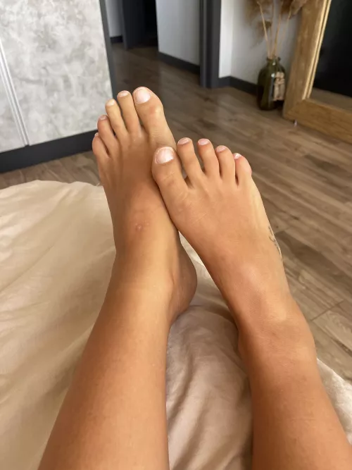 Describe my toes with one emoji by shortattach