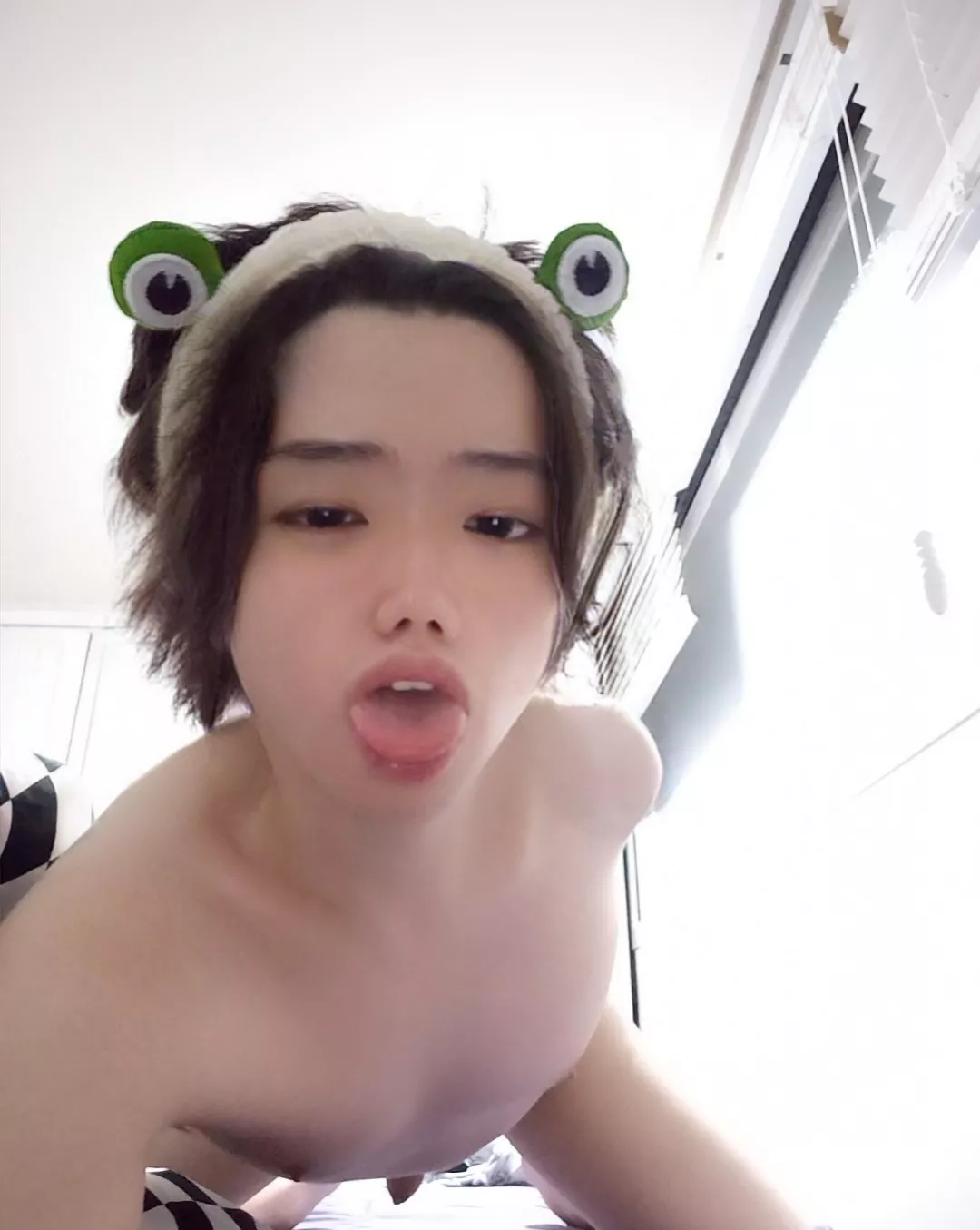 Horny frog🐸🐸 posted by haniiikim