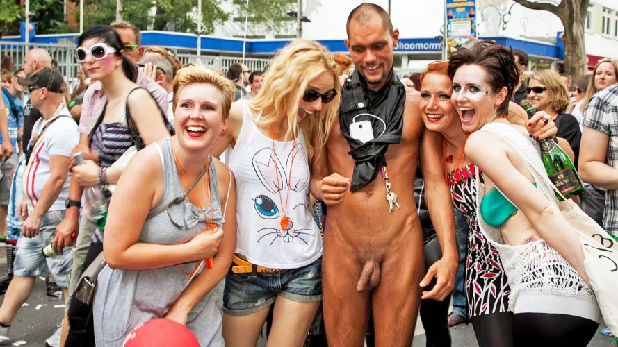 Hot CFNM from SCD Berlin. Love the blond's expression of delight. by Happy-Hour-24-7