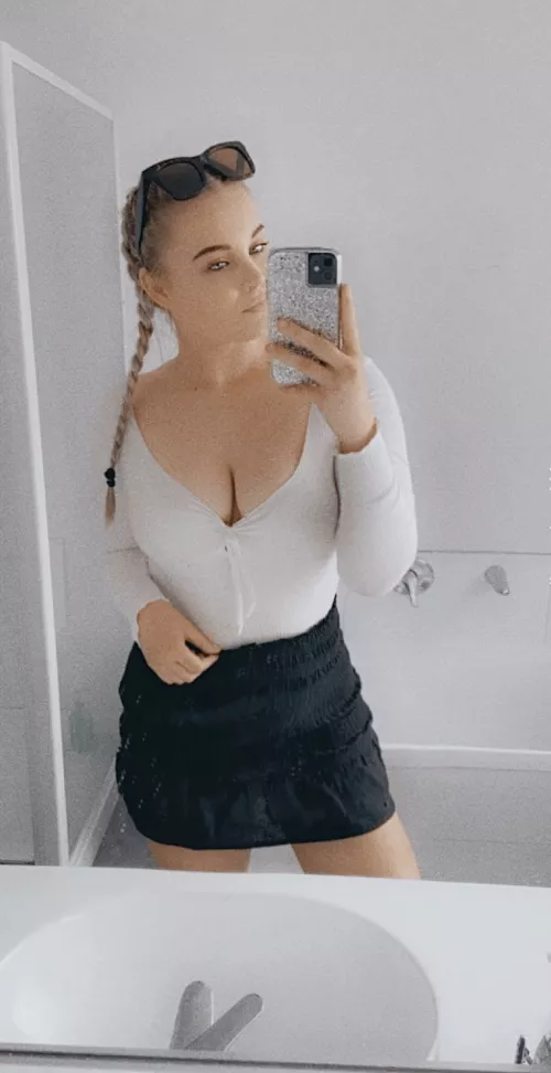 If chubby girls are your kind of thing, hi! by officializzzy