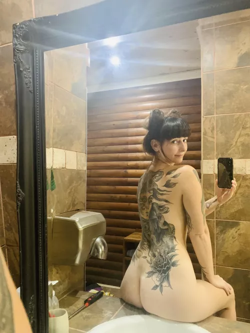 It’s only polite to offer a tall girl somewhere to sit… [f] by Scarlet-is-here