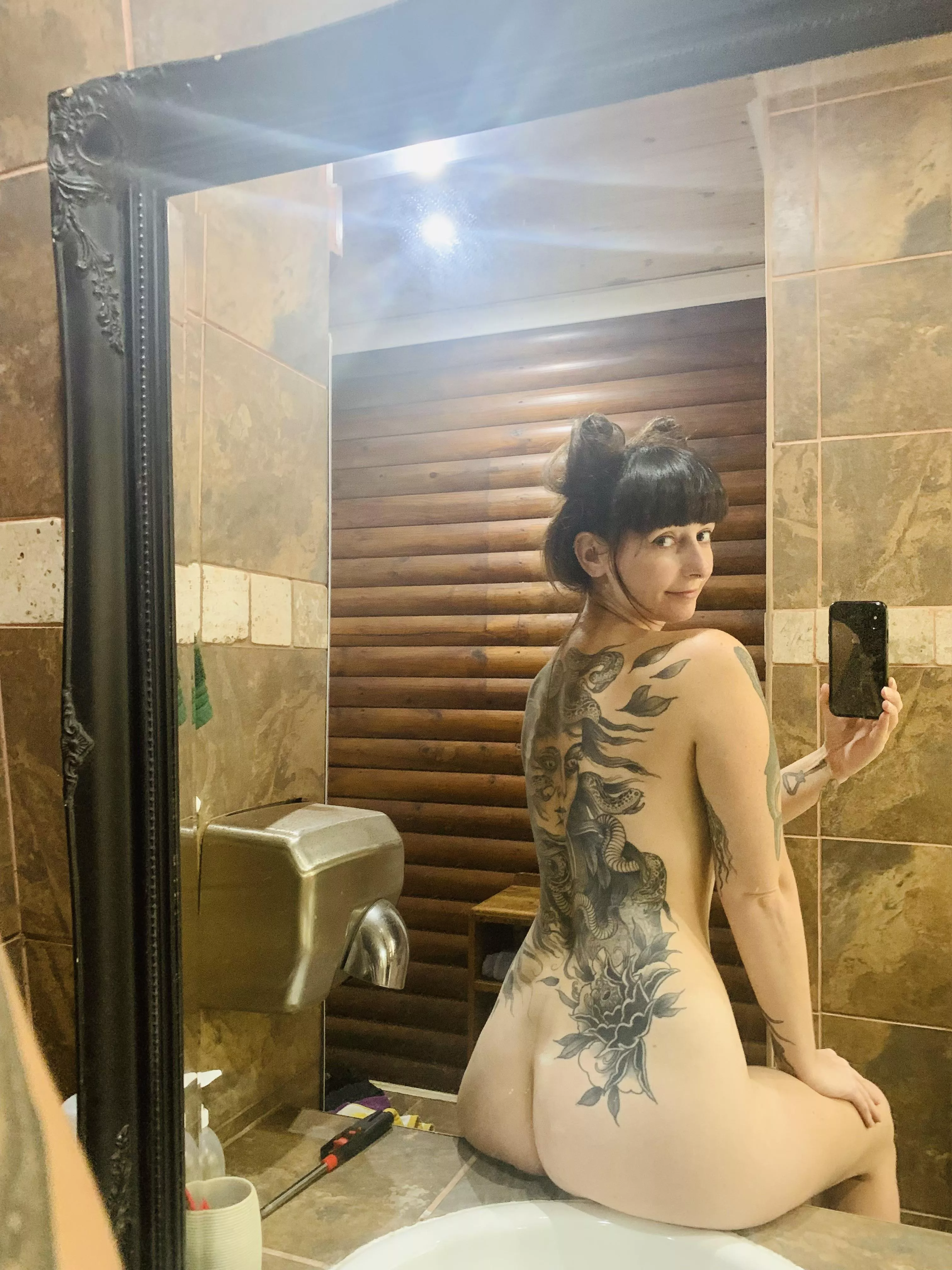 It’s only polite to offer a tall girl somewhere to sit… [f] posted by Scarlet-is-here