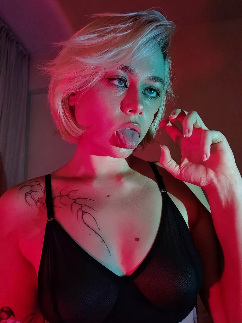 My tiny mouth wants cock posted by Midweekspare