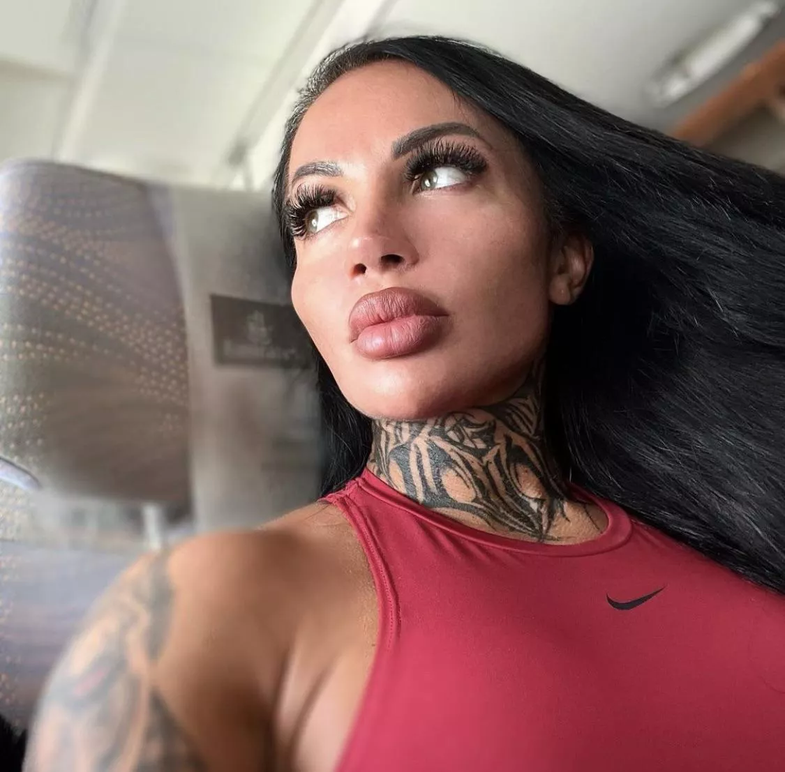 The flight attendant complimented my lips posted by coedolsz