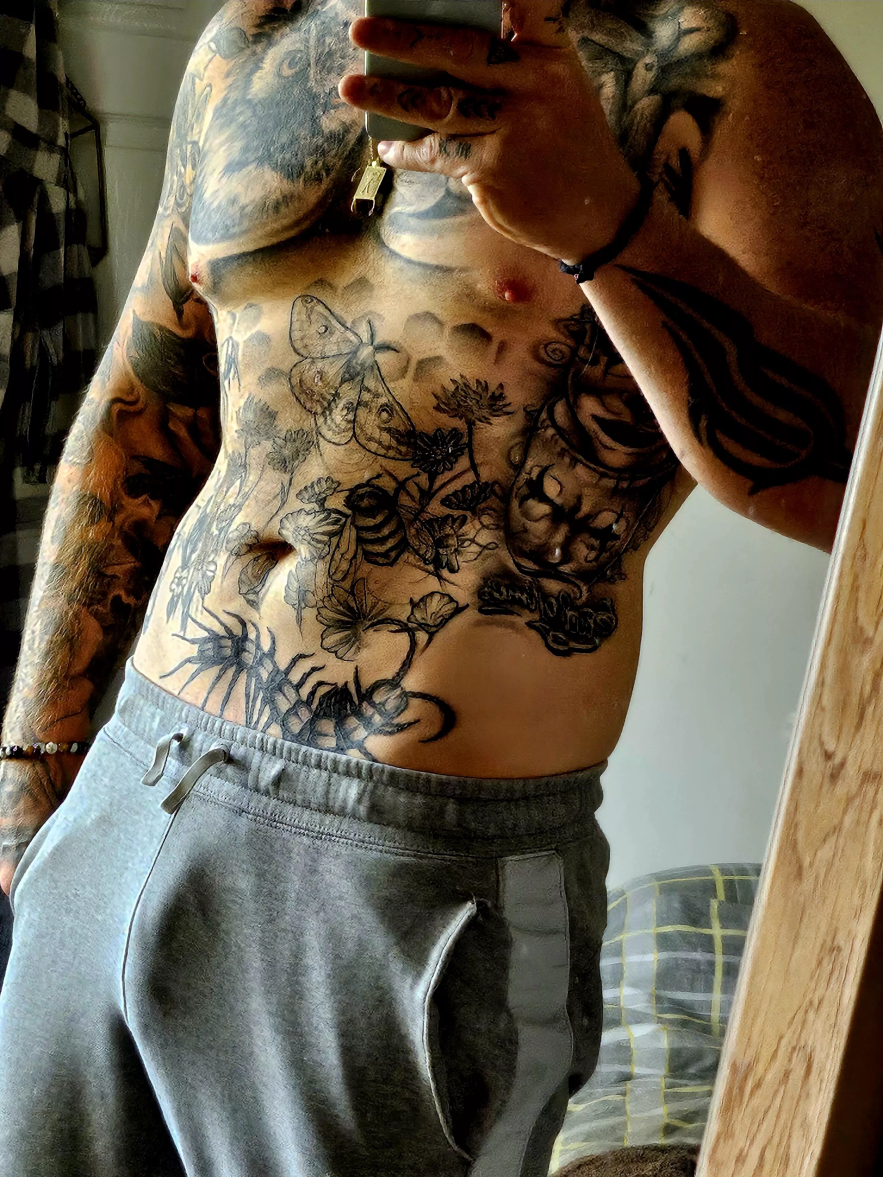 Would you chill with daddy in his comfy clothes ? posted by theguynextdoorr33