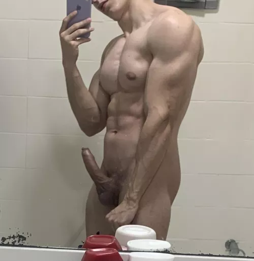 Would you get on your knees for this muscle boy? 💪🏻😏🔥 by BJ__Alexxx