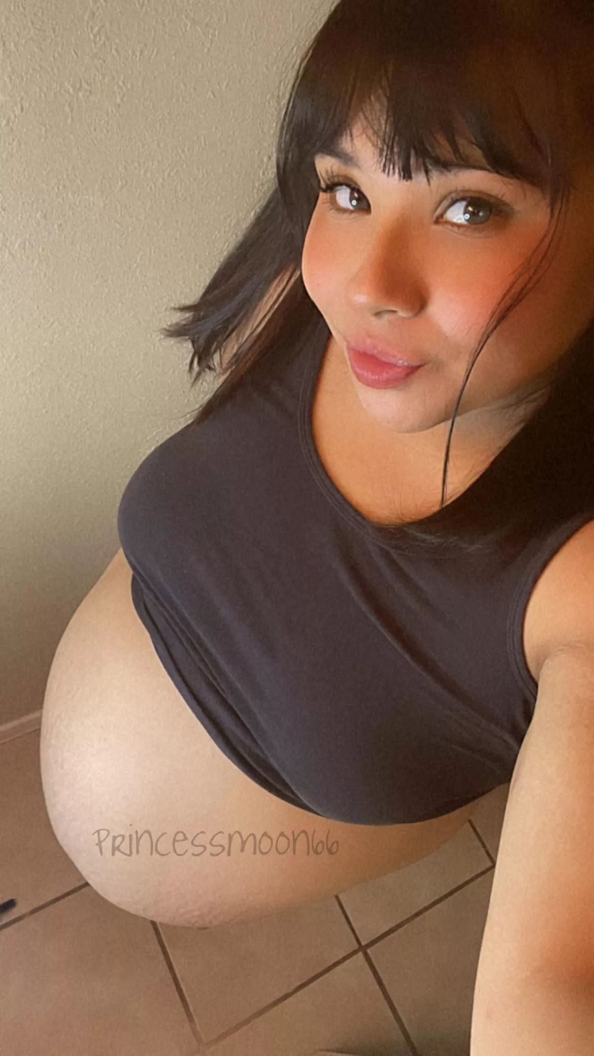 Can’t see my feet anymore 😆 30 weeks 🤰🏻 posted by Milkymooon66